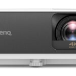 VIDEOPROYECTOR BENQ TK700STI DLP/3000 LUMENES/2160P/TIRO CORTO/3D/CON BOCINAS/BLANCO-GRIS, 9H.JNL77.17L