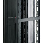 Gabinete Netshelter Apc Ar3100 Sx 42U 600Mm Ancho X 1070Mm Profundidad C/Paneles Laterales, Negro