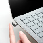 Candado De Huella Digital P/Laptop Kensington K64704Ww, Negro/Plata