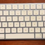 Apple MK2A3LL/A teclado USB + Bluetooth QWERTY Inglés de EE.UU. Plata, Blanco