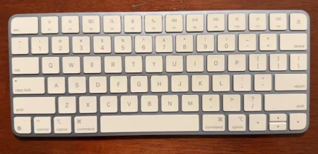 Apple MK2A3LL/A teclado USB + Bluetooth QWERTY Inglés de EE.UU. Plata, Blanco