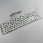 Apple MK2C3LL/A teclado Universal USB + Bluetooth QWERTY Inglés de EE.UU. Plata, Blanco