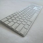 Apple MK2C3LL/A teclado Universal USB + Bluetooth QWERTY Inglés de EE.UU. Plata, Blanco