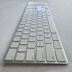 Apple MK2C3LL/A teclado Universal USB + Bluetooth QWERTY Inglés de EE.UU. Plata, Blanco