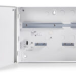 CAJA PARA CONTROLADOR DE PUERTAS BOSCH AEC-AMC2-UL01 CON 1 RIEL/PARA DISPOSITIVO AMC2