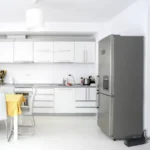 Regulador Steren Reg-2050 2000 Watts/90-145V/140J/8 Contactos/Negro