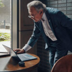 HP Poly Audífonos Poly Voyager Free 60+ Uc M, Negro Carbón + Adaptador Bt700 USB-C + Estuche De Carga Con Pantalla Táctil